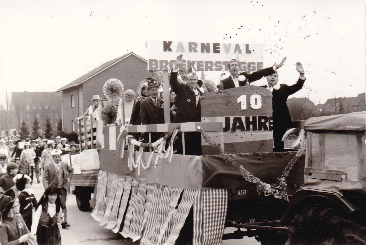 Schwarzweiß-Foto: Wagen Karneval Brökerstegge mit Schild 10 Jahre